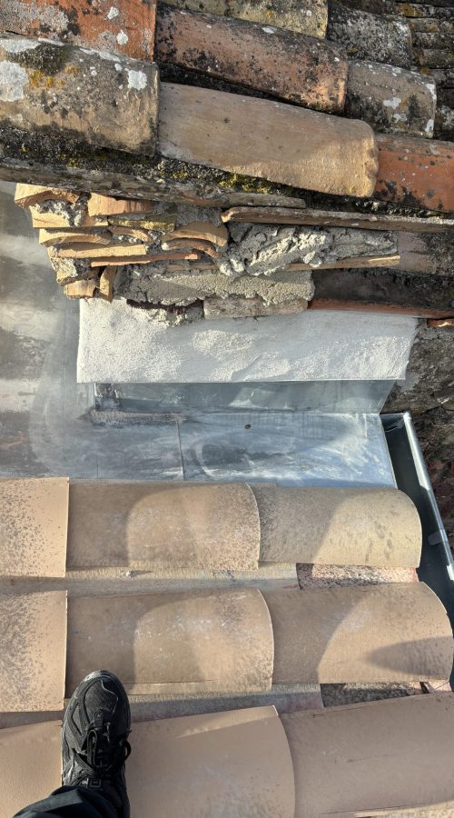 Solin et noue en zinc posés sur une toiture en tuiles